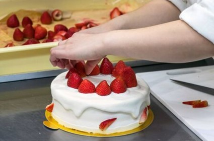 Préparer gâteau d'anniversaire pour enfant