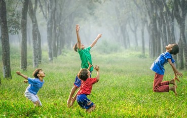 Enfants découvrent les 4 éléments