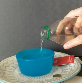 Eau à ras bord pour créer une capillarité