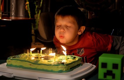 Souffler un gâteau d'anniversaire