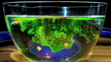 Liquide phosphorescent versé dans l'eau