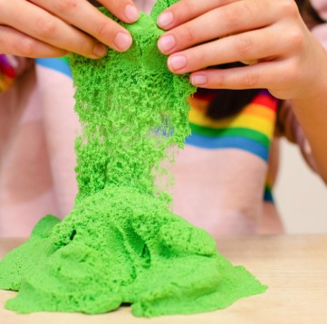 Malaxer du sable magique en atelier pour enfants