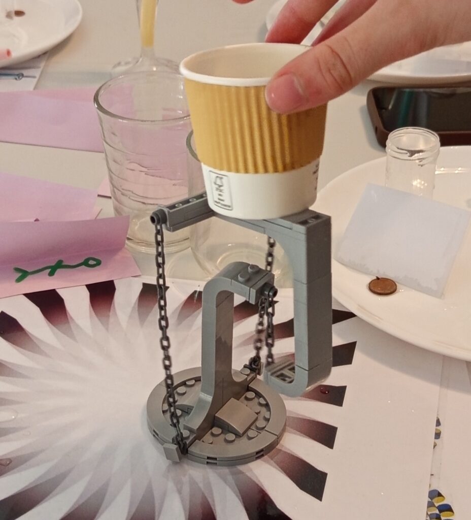 Une structure de tenségrité montée avec des enfants
