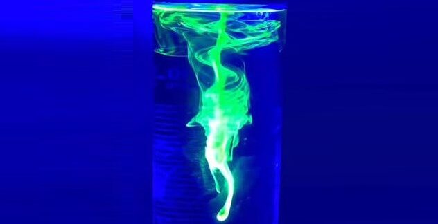 De la fluoréscéine, liquide fluo, est versé dans un verre d'eau