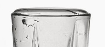 Verre à ras bord montrant que l'eau a une forme